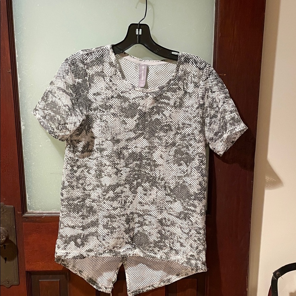 Columbia Women's Short Sleeve V-Neck Mesh Top - Gray Marble